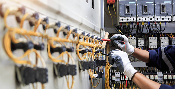 Professional Electrician technician working in Roseville, MI